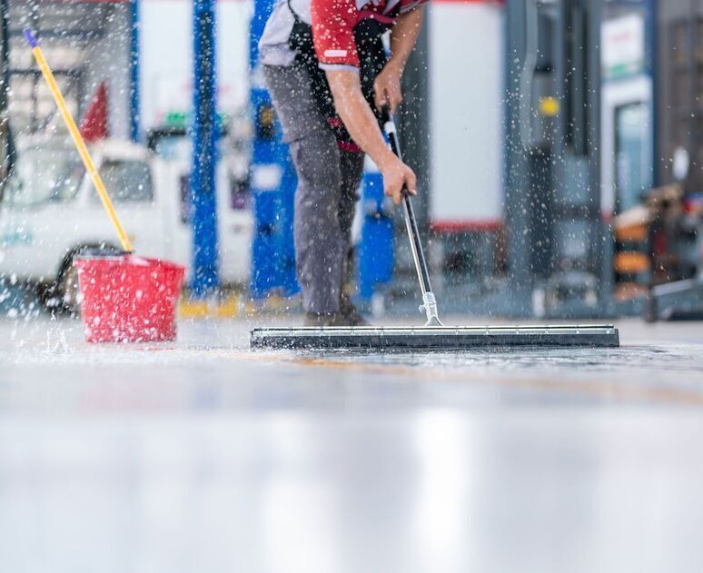 Boden wird von Mitarbeiter gereinigt