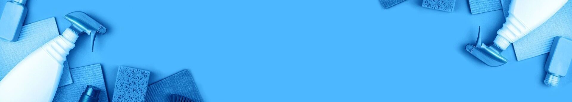 Putzzubehör liegt auf blauem Hintergrund